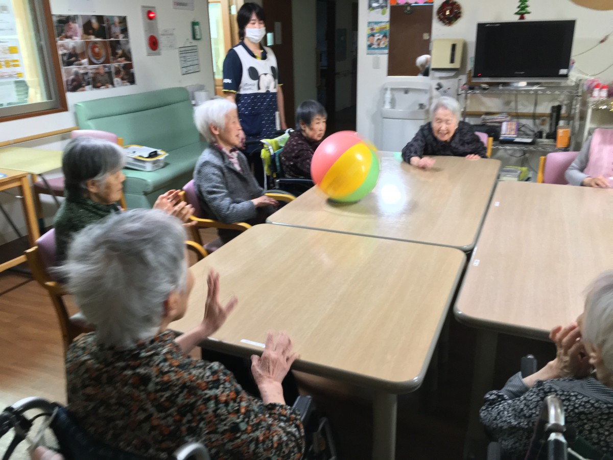 今日のレクリエーションはボール転がし スタッフブログ ａｌｓｏｋ介護株式会社