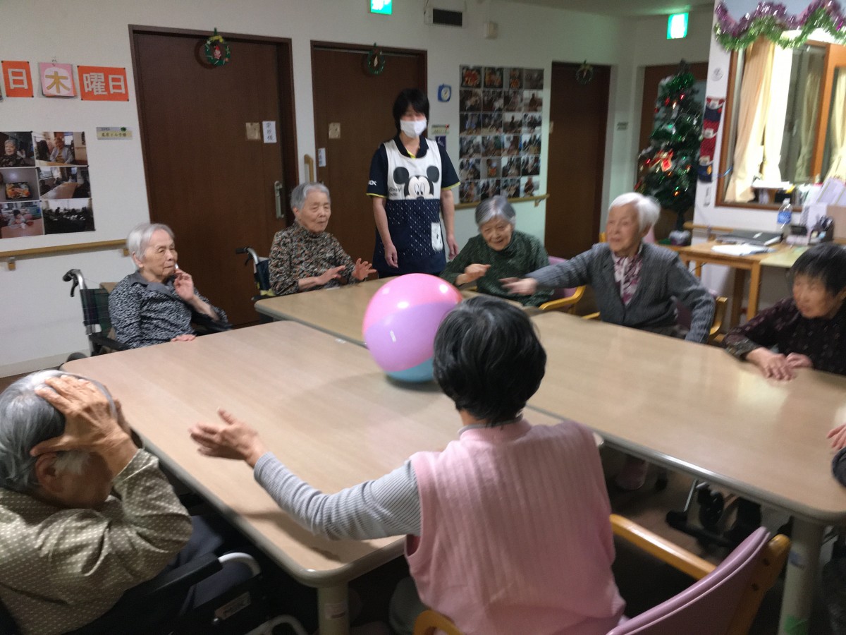 今日のレクリエーションはボール転がし スタッフブログ ａｌｓｏｋ介護株式会社