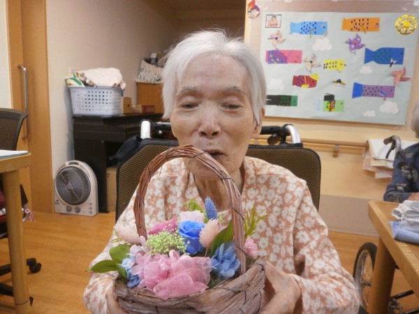 母の日、素敵なお花が届きました。うれしそう！｜スタッフブログ