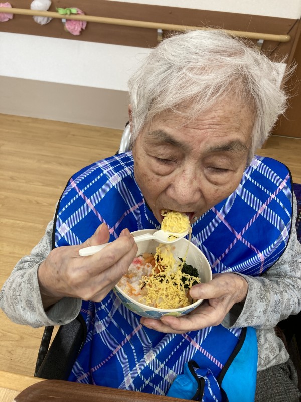 昼食は、ちらし寿司♡｜スタッフブログ｜ＡＬＳＯＫ介護株式会社