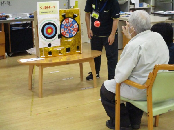 今日の運動レクレーションは『くっつきダーツ』です！｜スタッフブログ｜ＡＬＳＯＫ介護株式会社