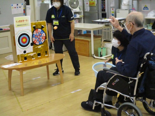 今日の運動レクレーションは『くっつきダーツ』です！｜スタッフブログ｜ＡＬＳＯＫ介護株式会社