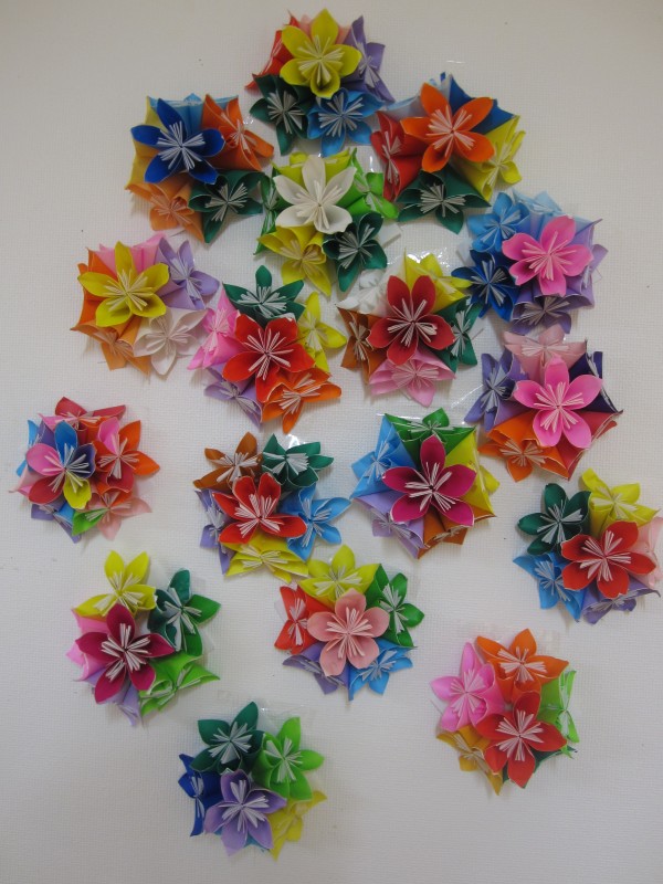 立体の花の折り紙を飾り付けレクリエーション みんなの家 三橋6丁目 スタッフブログ ａｌｓｏｋ介護株式会社