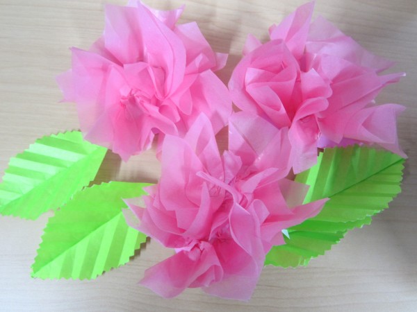 ピンクのお花紙 葉っぱの折り紙 レクリエーション スタッフブログ ａｌｓｏｋ介護株式会社