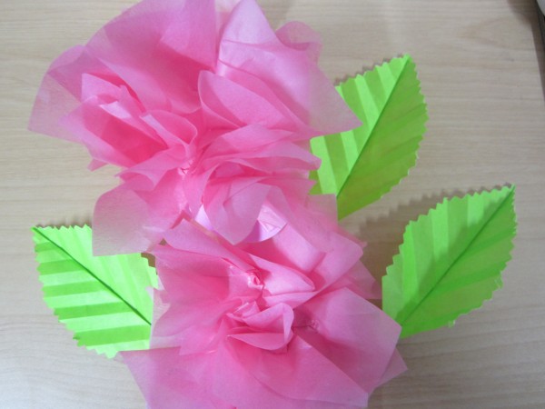 ピンクのお花紙 葉っぱの折り紙 飾り付けレクリエーション スタッフブログ ａｌｓｏｋ介護株式会社
