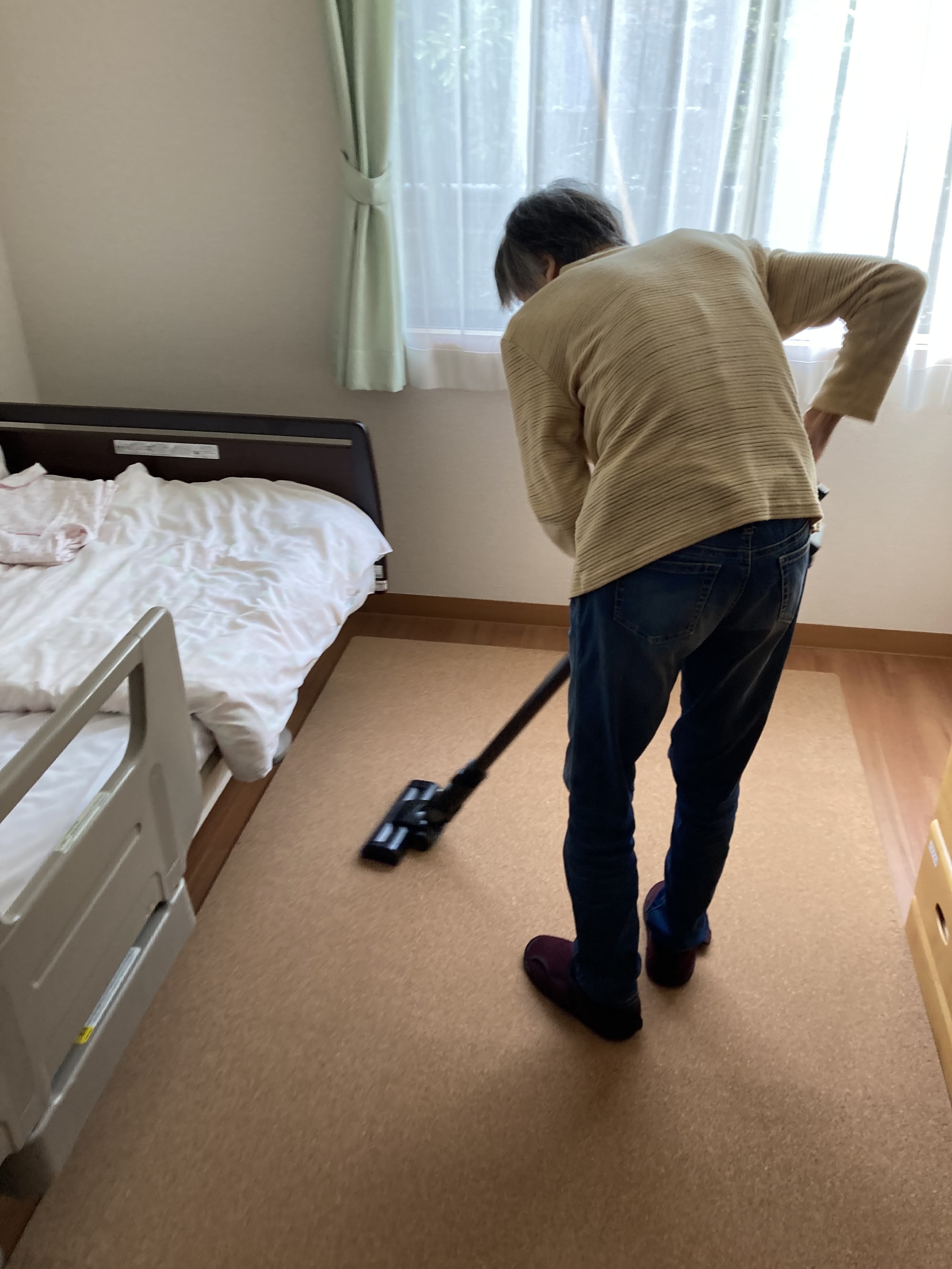 部屋の掃除中 お掃除タイム♪｜スタッフブログ｜ALSOK介護株式会社