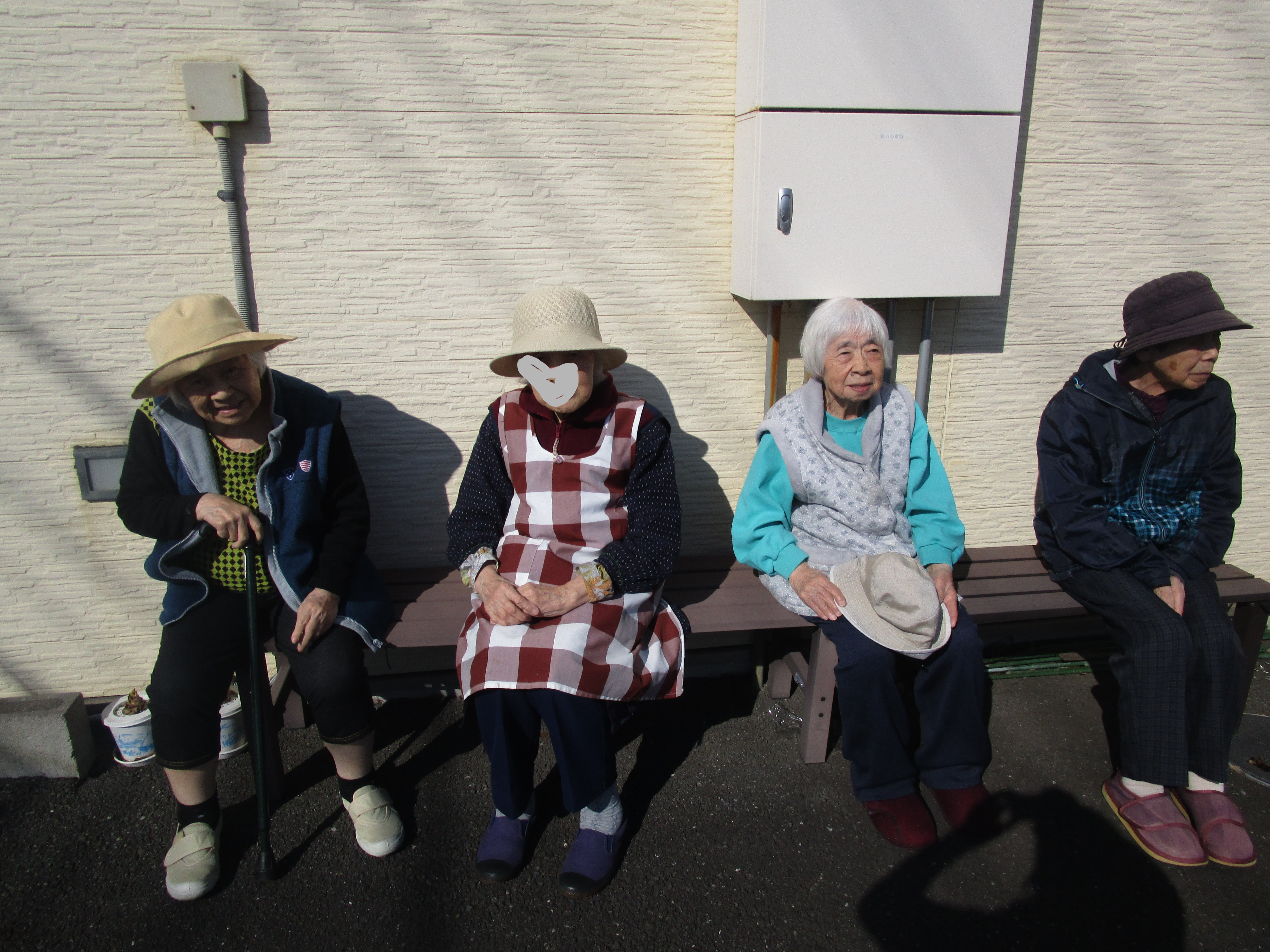 外気浴です♪|スタッフブログ|ALSOK介護株式会社