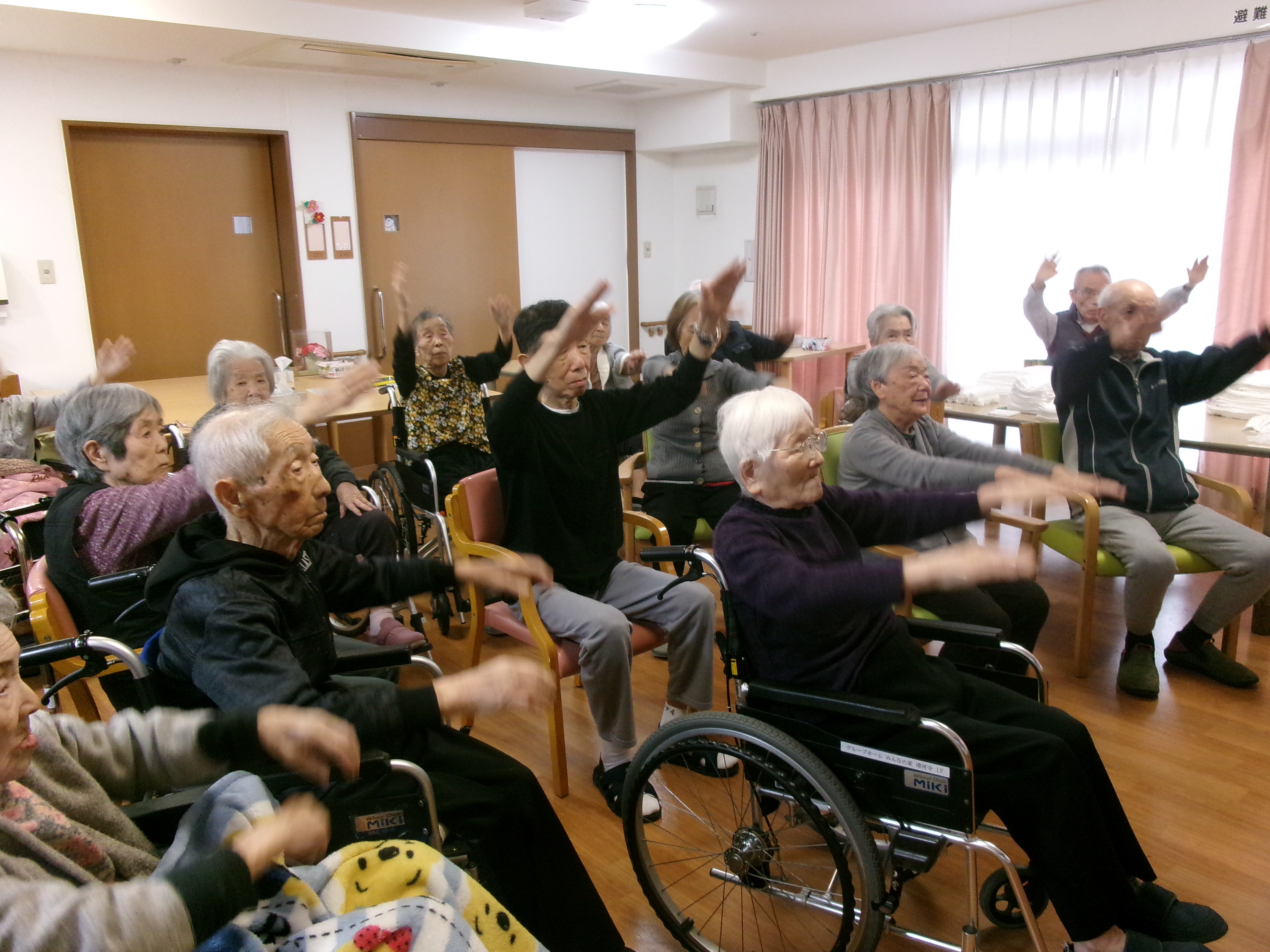 体操 Zoom｜スタッフブログ｜ALSOK介護株式会社