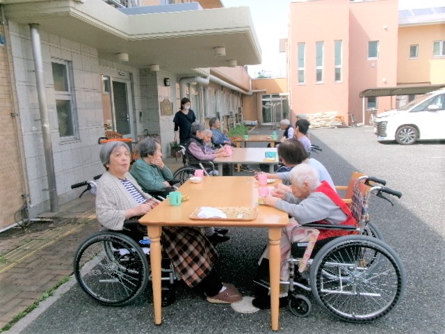 外気浴でリフレッシュ!|スタッフブログ|ALSOK介護株式会社
