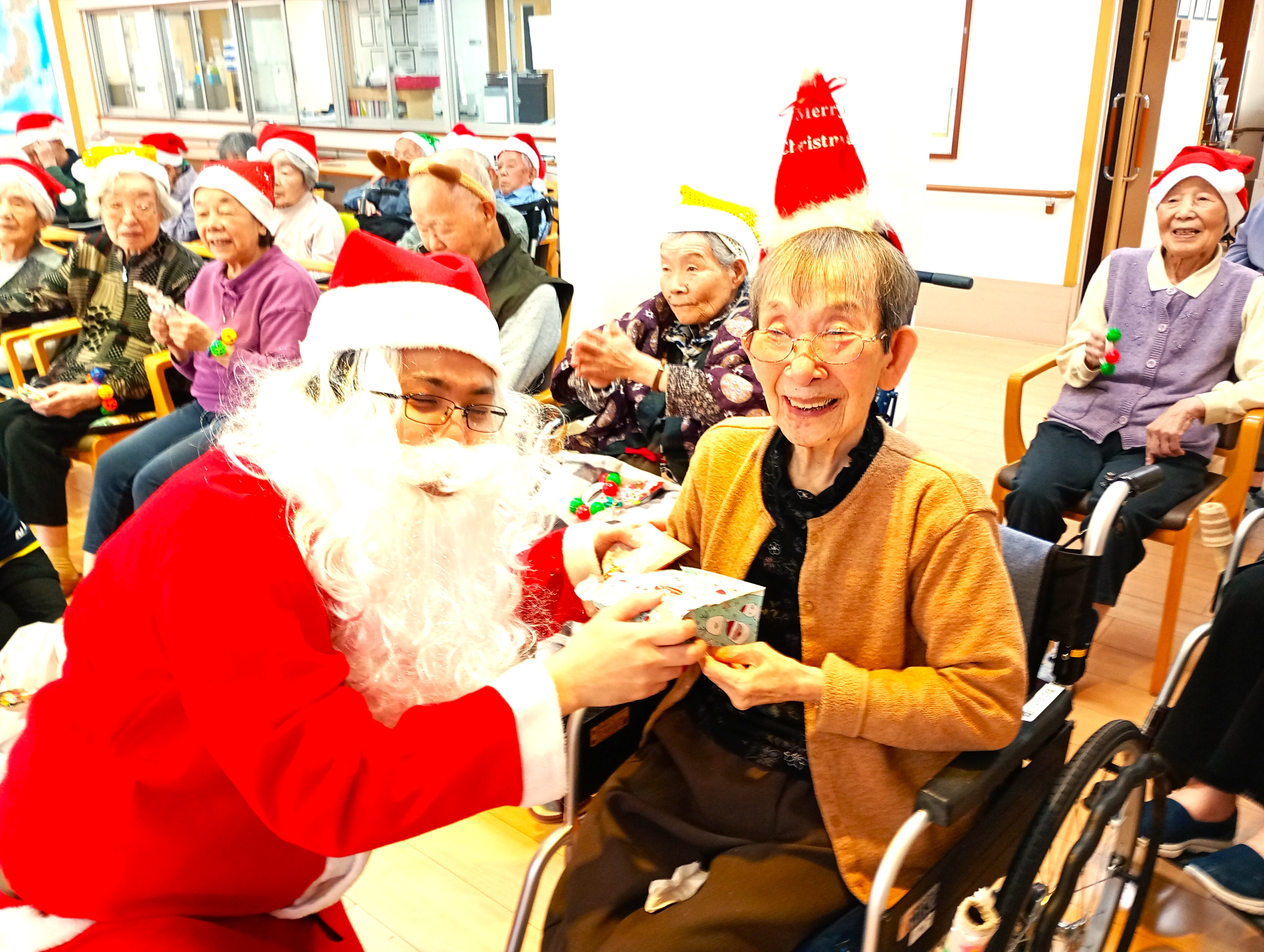 クリスマス会Xmas第二部♬鈴木勝也ホーム長のサンタクロースが大登場