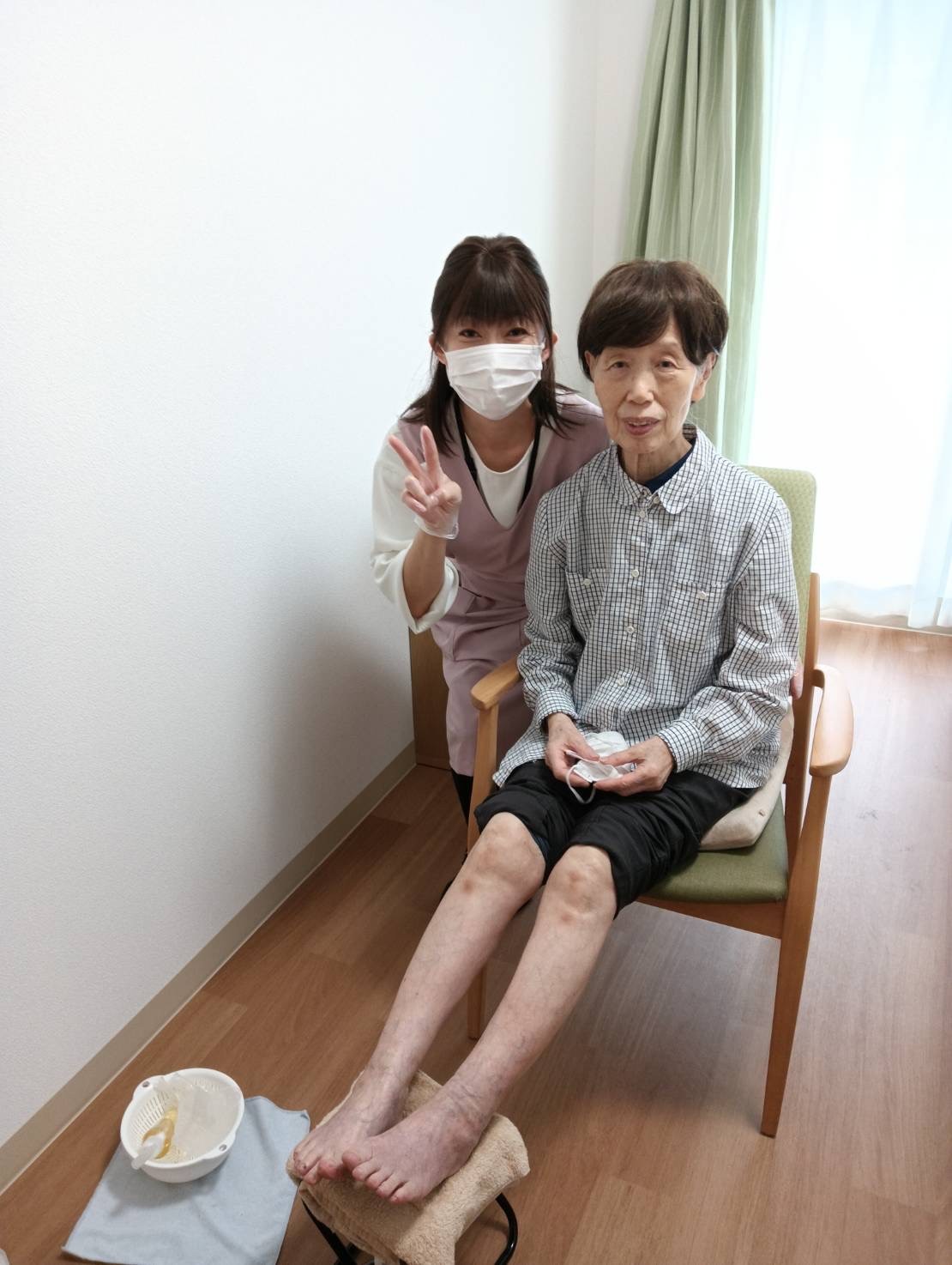 1日5分の手足セラピー : 気になる不調もひと押しですっきり! シニアセラピー】笑顔で心も体もスッキリです！｜スタッフブログ